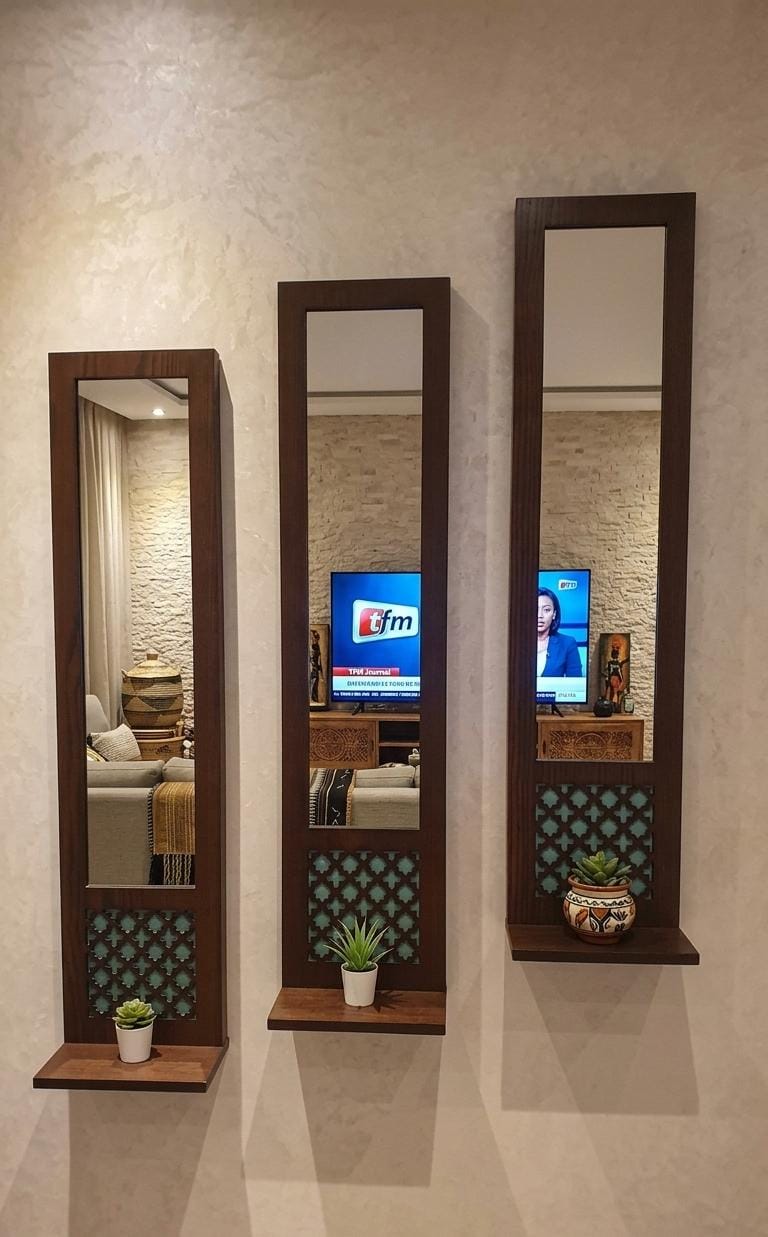 Triptyque de miroirs muraux avec étagères intégrées